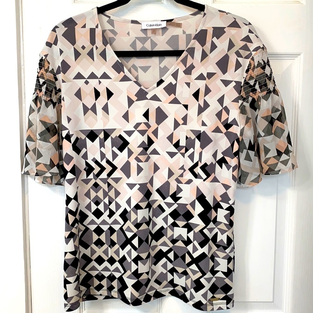 Calvin Klein V-neck top short sleeves. Size small.